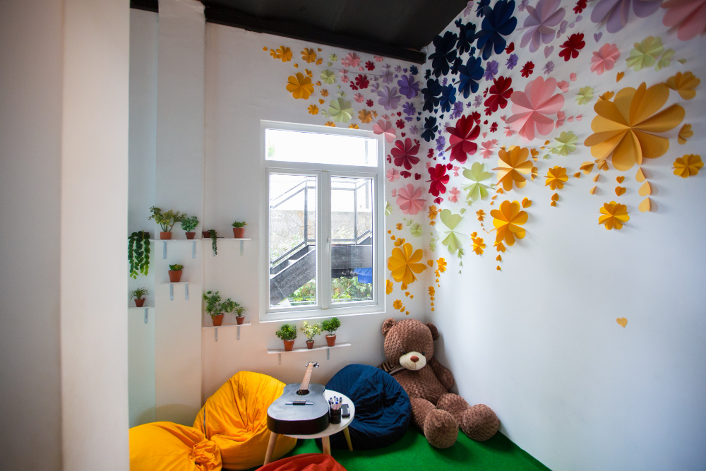 childrens-room-with-handmade-flowers-walls